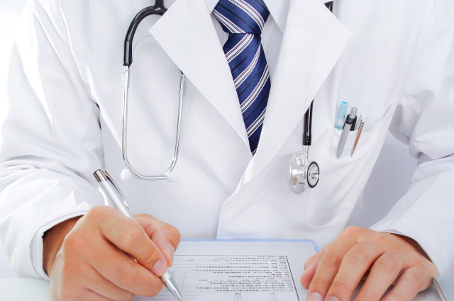 【中学受験】千葉の御三家とは?特徴・校風・入試結果・大学実績を徹底比較 24 診療する男性の医師