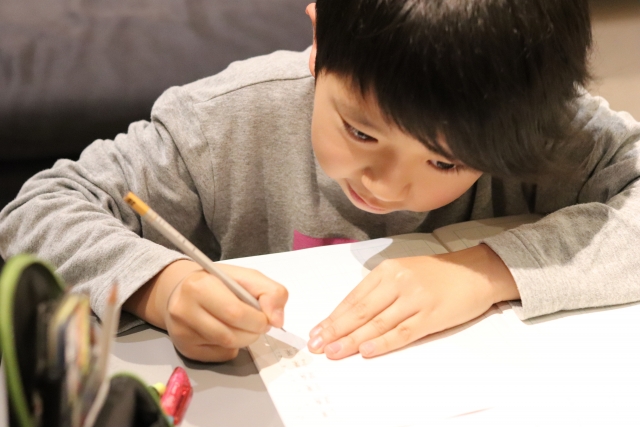 【経験談】中学受験で塾についていけない時の5つの解決策 13 勉強する男の子