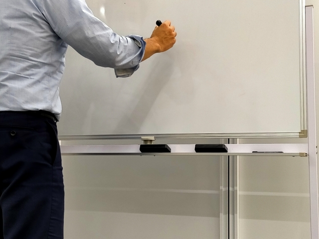 【経験談】中学受験で塾についていけない時の5つの解決策 9 ホワイトボードと塾講師