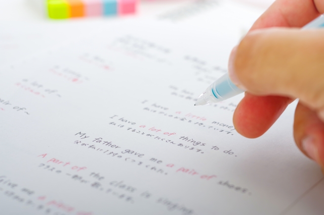 【直撃取材】オンライン家庭教師e-liveの評判口コミは本当か聞いてみた! 23 勉強してる手元