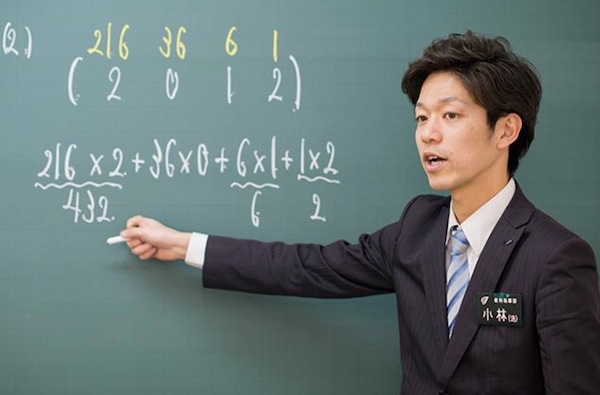 【浜学園に向いてる子とは?】評判・月謝・合格実績・メリットなど解説! 26 授業を行う浜学園の先生