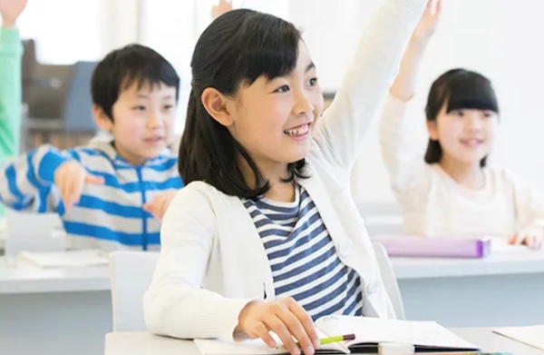 【浜学園に向いてる子とは?】評判・月謝・合格実績・メリットなど解説! 28 授業中に手を上げる女の子
