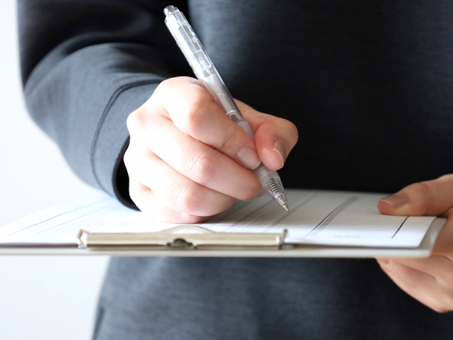 【浜学園に向いてる子とは?】評判・月謝・合格実績・メリットなど解説! 13 アンケートを書く手元