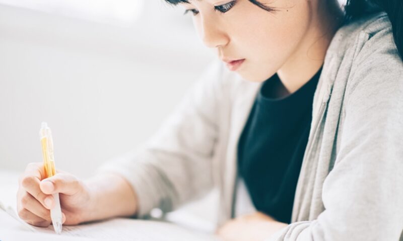 家庭教師の銀河「生徒数160%増えた理由」口コミ・評判まとめ 26 シャーペンを持って勉強する女の子