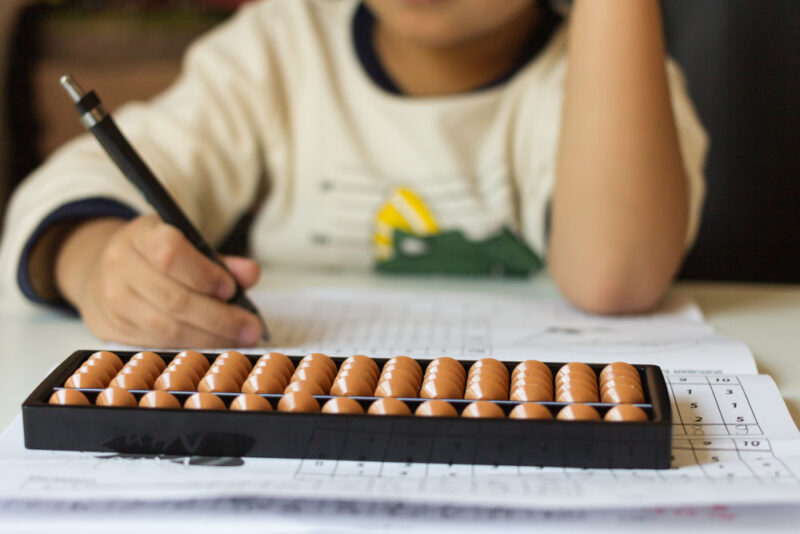 【直撃取材】まなぶてらすで中学受験に合格できる?評判・口コミ・実績を徹底検証 19 そろばんで勉強する男の子