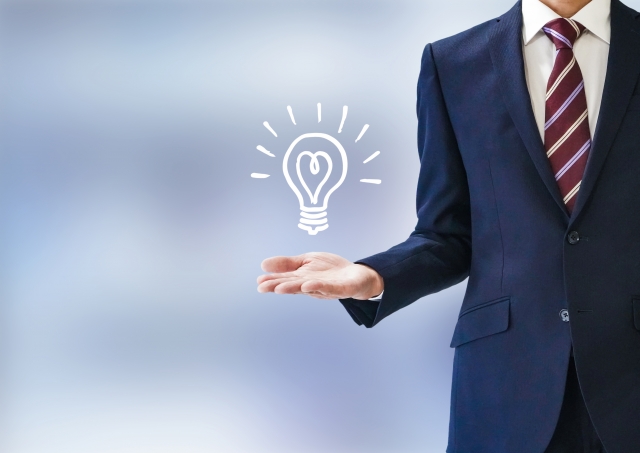 【埼玉の中学受験2026】学校数・偏差値・日程など知りたい情報を徹底解説 14 男子学生が輝くライトを持つ