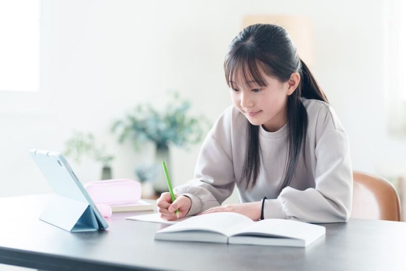 【取材】家庭教師の銀河は教材費が高い?買う買わないは自由! 27 AdobeStock 753295730 1