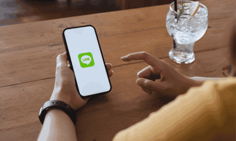 【トウコベ社員を直撃】気になる評判・料金・口コミなど取材調査! 10 スマホでLINEをする