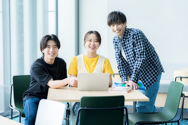 【トウコベ社員を直撃】気になる評判・料金・口コミなど取材調査! 7 キャンパスで楽しそうに過ごす大学生